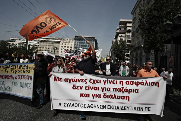 2016년 그리스 아테네에서 노동자들의 파업권을 제한하는 개혁에 반대하는 시위대의 시위에 — 스톡 사진