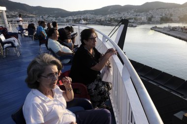  Turistler sezon, Pireaus, 21 Ağustos 2017 yılında, Yunanistan için zirvesine ulaşır gibi Pireaus liman kruvaziyer gemisinden turist karaya. 