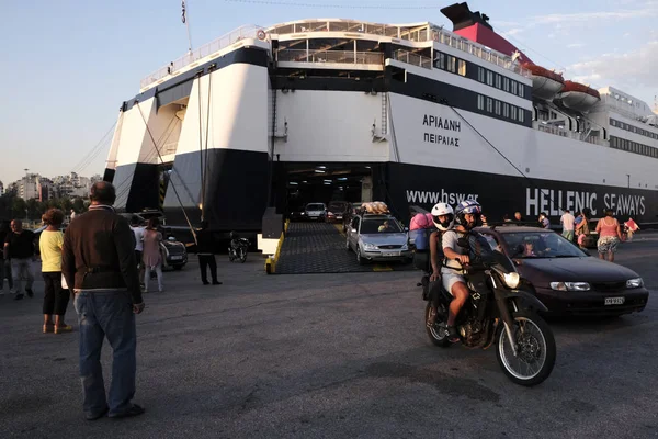 Turistas Desembarcan Crucero Puerto Pireo Medida Que Temporada Turistas Alcanza — Foto de Stock