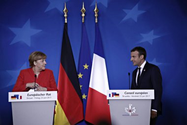 Almanya Başbakanı Angela Merkel, sol, ve Fransız Cumhurbaşkanı Emmanuel Macron Brüksel 'de bir AB Zirvesi 'nde medya adresi, Haziran 'da Belçika 23, 2017.