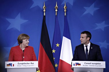 Almanya Başbakanı Angela Merkel, sol, ve Fransız Cumhurbaşkanı Emmanuel Macron Brüksel 'de bir AB Zirvesi 'nde medya adresi, Haziran 'da Belçika 23, 2017.