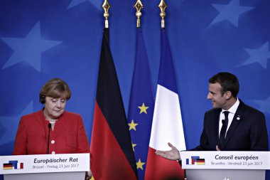 Almanya Başbakanı Angela Merkel, sol, ve Fransız Cumhurbaşkanı Emmanuel Macron Brüksel 'de bir AB Zirvesi 'nde medya adresi, Haziran 'da Belçika 23, 2017.
