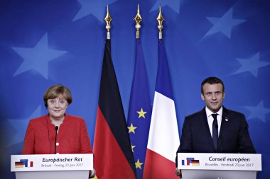 Almanya Başbakanı Angela Merkel, sol, ve Fransız Cumhurbaşkanı Emmanuel Macron Brüksel 'de bir AB Zirvesi 'nde medya adresi, Haziran 'da Belçika 23, 2017.