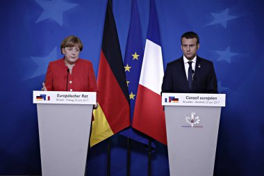 Almanya Başbakanı Angela Merkel, sol, ve Fransız Cumhurbaşkanı Emmanuel Macron Brüksel 'de bir AB Zirvesi 'nde medya adresi, Haziran 'da Belçika 23, 2017.