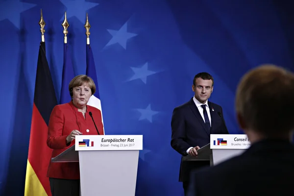 Niemiecka Kanclerz Angela Merkel Lewej Prezydent Francji Emmanuel Macron Przemawiać — Zdjęcie stockowe