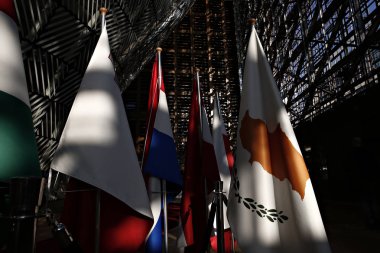 Brüksel, Belçika 29 Nisan 2017. AB zirvesi sırasında AB Konseyi binasında AB bayrakları.