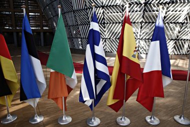 Brüksel, Belçika 29 Nisan 2017. AB zirvesi sırasında AB Konseyi binasında AB bayrakları.