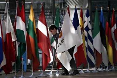 Brüksel, Belçika 29 Nisan 2017. AB zirvesi sırasında AB Konseyi binasında AB bayrakları.