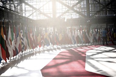 Brüksel, Belçika. 29 Nisan 2017. AB zirvesi sırasında AB Konseyi binasında AB bayrakları.