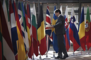 Brüksel, Belçika. 29 Nisan 2017. AB zirvesi sırasında AB Konseyi binasında AB bayrakları.