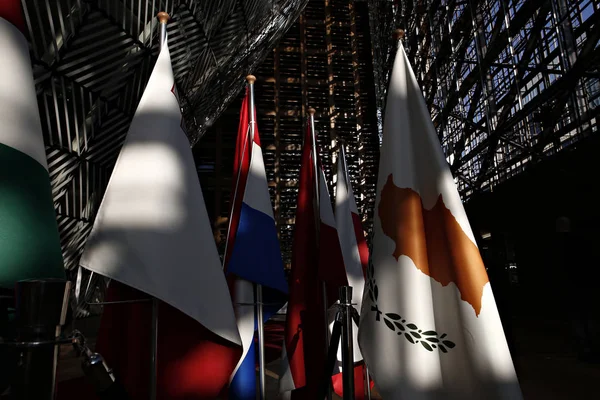 Brüksel, Belçika 29 Nisan 2017. AB zirvesi sırasında AB Konseyi binasında AB bayrakları.