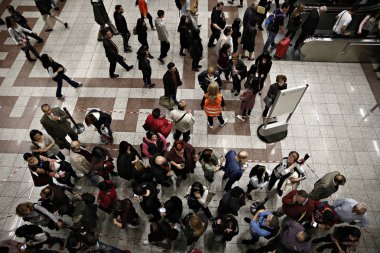İnsanlar Atina 'da yeraltı Tren İstasyonu platformunda metro bilet doğrulama makineleri arasında yürümek, Yunanistan Ekim 30, 2017