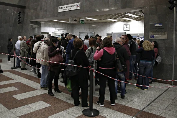 Ludzie Chodzą Między Automatami Walidacji Biletów Metra Platformie Podziemnej Stacji — Zdjęcie stockowe