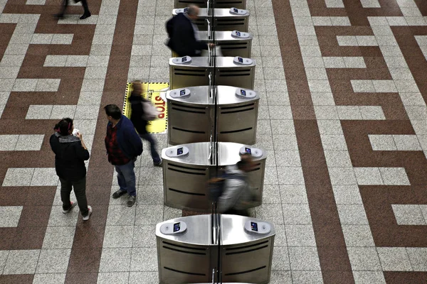 Människor Mellan Tunnelbana Biljett Validerings Maskiner Plattform Underjordiska Järnvägsstationen Aten — Stockfoto