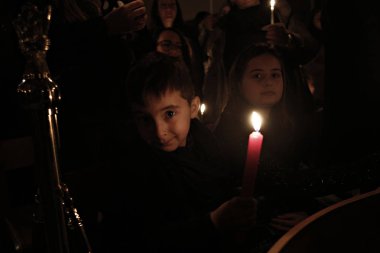Ortodoks Hıristiyan ibadet Brüksel 'de Archangels Michael ve Gabriel Katedrali 'nde bir Paskalya Vigil kitle sırasında mumlar tutar, 1 Mayıs 'ta Belçika, 2016