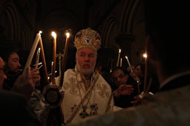 Ortodoks Hıristiyan ibadet Brüksel 'de Archangels Michael ve Gabriel Katedrali 'nde bir Paskalya Vigil kitle sırasında mumlar tutar, 1 Mayıs 'ta Belçika, 2016