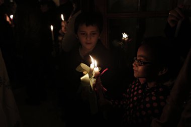 Ortodoks Hıristiyan ibadet Brüksel 'de Archangels Michael ve Gabriel Katedrali 'nde bir Paskalya Vigil kitle sırasında mumlar tutar, 1 Mayıs 'ta Belçika, 2016
