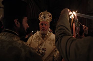 Ortodoks Hıristiyan ibadet Brüksel 'de Archangels Michael ve Gabriel Katedrali 'nde bir Paskalya Vigil kitle sırasında mumlar tutar, 1 Mayıs 'ta Belçika, 2016
