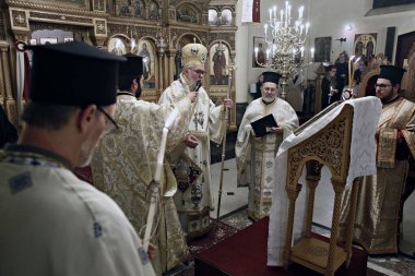 Ortodoks Hıristiyan ibadet Brüksel 'de Archangels Michael ve Gabriel Katedrali 'nde bir Paskalya Vigil kitle sırasında mumlar tutar, 1 Mayıs 'ta Belçika, 2016