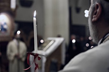 Ortodoks Hıristiyan ibadet Brüksel 'de Archangels Michael ve Gabriel Katedrali 'nde bir Paskalya Vigil kitle sırasında mumlar tutar, 1 Mayıs 'ta Belçika, 2016
