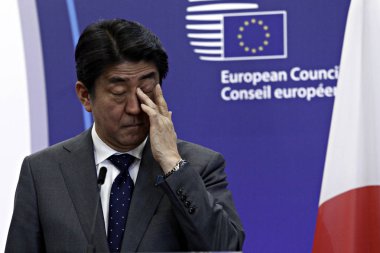 Japonya Başbakanı Shinzo Abe AB Konseyi Başkanı Donald Tusk ve AB Komisyonu Başkanı Jean-Claude Juncker tarafından 3 Mayıs 2016 tarihinde Brüksel 'deki AB Japonya lideri zirve toplantısında karşılandı.