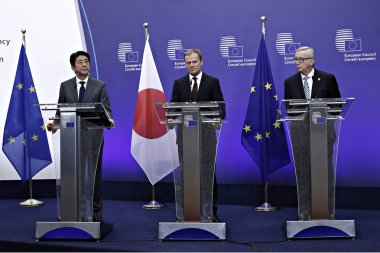 Japonya Başbakanı Shinzo Abe AB Konseyi Başkanı Donald Tusk ve AB Komisyonu Başkanı Jean-Claude Juncker tarafından 3 Mayıs 2016 tarihinde Brüksel 'deki AB Japonya lideri zirve toplantısında karşılandı.