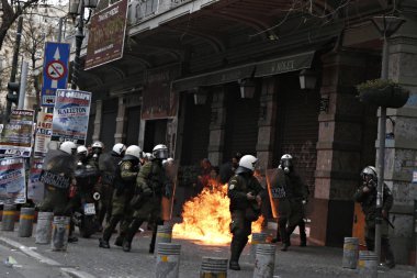 Atina 'da hükümetin tasarruf politikalarına karşı 24 saat süren genel grev sırasında protestocular ile çatışmalar sırasında isyan polisi bir benzin bombası patlar, Yunanistan, 4 Şubat 2016.