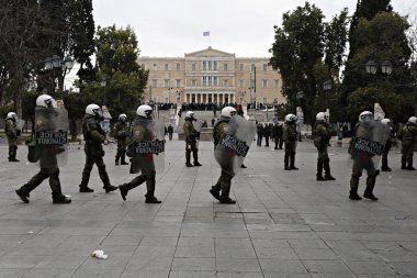Atina 'da hükümetin tasarruf politikalarına karşı 24 saat süren genel grev sırasında protestocular ile çatışmalar sırasında isyan polisi bir benzin bombası patlar, Yunanistan, 4 Şubat 2016.