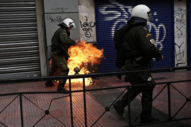 Atina 'da hükümetin tasarruf politikalarına karşı 24 saat süren genel grev sırasında protestocular ile çatışmalar sırasında isyan polisi bir benzin bombası patlar, Yunanistan, 4 Şubat 2016.