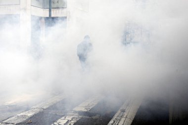 Atina 'da hükümetin tasarruf politikalarına karşı 24 saat süren genel grev sırasında protestocular ile çatışmalar sırasında isyan polisi bir benzin bombası patlar, Yunanistan, 4 Şubat 2016.