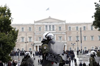 Atina 'da hükümetin tasarruf politikalarına karşı 24 saat süren genel grev sırasında protestocular ile çatışmalar sırasında isyan polisi bir benzin bombası patlar, Yunanistan, 4 Şubat 2016.