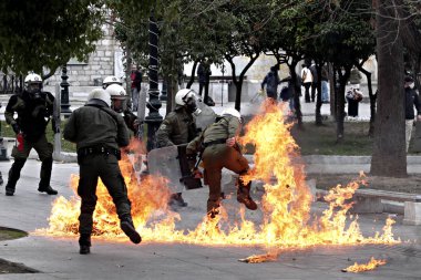 Atina 'da hükümetin tasarruf politikalarına karşı 24 saat süren genel grev sırasında protestocular ile çatışmalar sırasında isyan polisi bir benzin bombası patlar, Yunanistan, 4 Şubat 2016.
