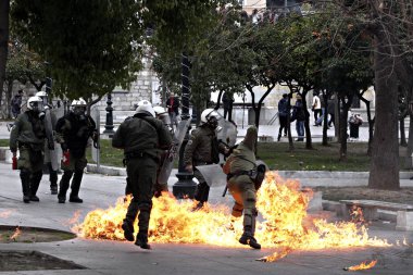 Atina 'da hükümetin tasarruf politikalarına karşı 24 saat süren genel grev sırasında protestocular ile çatışmalar sırasında isyan polisi bir benzin bombası patlar, Yunanistan, 4 Şubat 2016.