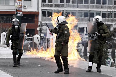 Atina 'da hükümetin tasarruf politikalarına karşı 24 saat süren genel grev sırasında protestocular ile çatışmalar sırasında isyan polisi bir benzin bombası patlar, Yunanistan, 4 Şubat 2016.