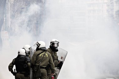 Atina 'da hükümetin tasarruf politikalarına karşı 24 saat süren genel grev sırasında protestocular ile çatışmalar sırasında isyan polisi bir benzin bombası patlar, Yunanistan, 4 Şubat 2016.