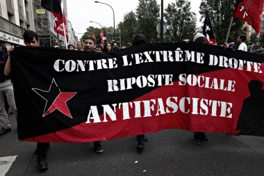 Paris, feance Haziran 4, 2016. antifascists Mart ayında genç uzak-sol aktivist Clement meric, Paris 'te dazlaklar ile mücadele öldü ölüm 3 yıldönümünde isyan polisi ile çatışma.