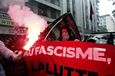 Paris, feance Haziran 4, 2016. antifascists Mart ayında genç uzak-sol aktivist Clement meric, Paris 'te dazlaklar ile mücadele öldü ölüm 3 yıldönümünde isyan polisi ile çatışma.