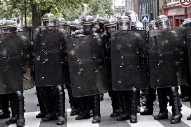 Paris, feance Haziran 4, 2016. antifascists Mart ayında genç uzak-sol aktivist Clement meric, Paris 'te dazlaklar ile mücadele öldü ölüm 3 yıldönümünde isyan polisi ile çatışma.
