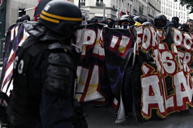 Paris, feance Haziran 4, 2016. antifascists Mart ayında genç uzak-sol aktivist Clement meric, Paris 'te dazlaklar ile mücadele öldü ölüm 3 yıldönümünde isyan polisi ile çatışma.