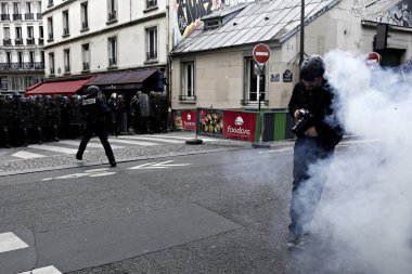 Paris, feance Haziran 4, 2016. antifascists Mart ayında genç uzak-sol aktivist Clement meric, Paris 'te dazlaklar ile mücadele öldü ölüm 3 yıldönümünde isyan polisi ile çatışma.