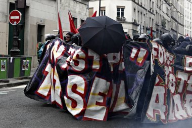 Paris, feance Haziran 4, 2016. antifascists Mart ayında genç uzak-sol aktivist Clement meric, Paris 'te dazlaklar ile mücadele öldü ölüm 3 yıldönümünde isyan polisi ile çatışma.