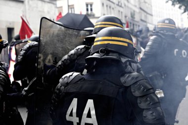 Paris, feance Haziran 4, 2016. antifascists Mart ayında genç uzak-sol aktivist Clement meric, Paris 'te dazlaklar ile mücadele öldü ölüm 3 yıldönümünde isyan polisi ile çatışma.