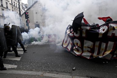 Paris, feance Haziran 4, 2016. antifascists Mart ayında genç uzak-sol aktivist Clement meric, Paris 'te dazlaklar ile mücadele öldü ölüm 3 yıldönümünde isyan polisi ile çatışma.