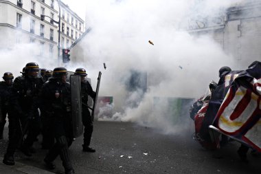 Paris, feance Haziran 4, 2016. antifascists Mart ayında genç uzak-sol aktivist Clement meric, Paris 'te dazlaklar ile mücadele öldü ölüm 3 yıldönümünde isyan polisi ile çatışma.