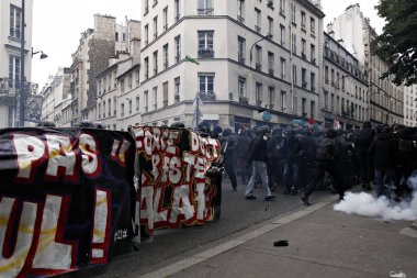 Paris, feance Haziran 4, 2016. antifascists Mart ayında genç uzak-sol aktivist Clement meric, Paris 'te dazlaklar ile mücadele öldü ölüm 3 yıldönümünde isyan polisi ile çatışma.