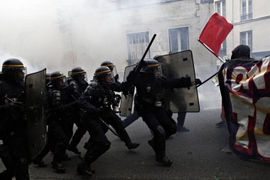 Paris, feance Haziran 4, 2016. antifascists Mart ayında genç uzak-sol aktivist Clement meric, Paris 'te dazlaklar ile mücadele öldü ölüm 3 yıldönümünde isyan polisi ile çatışma.