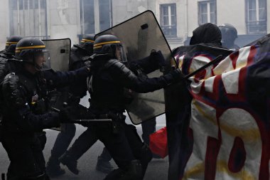 Paris, feance Haziran 4, 2016. antifascists Mart ayında genç uzak-sol aktivist Clement meric, Paris 'te dazlaklar ile mücadele öldü ölüm 3 yıldönümünde isyan polisi ile çatışma.