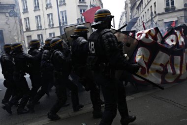 Paris, feance Haziran 4, 2016. antifascists Mart ayında genç uzak-sol aktivist Clement meric, Paris 'te dazlaklar ile mücadele öldü ölüm 3 yıldönümünde isyan polisi ile çatışma.