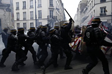 Paris, feance Haziran 4, 2016. antifascists Mart ayında genç uzak-sol aktivist Clement meric, Paris 'te dazlaklar ile mücadele öldü ölüm 3 yıldönümünde isyan polisi ile çatışma.