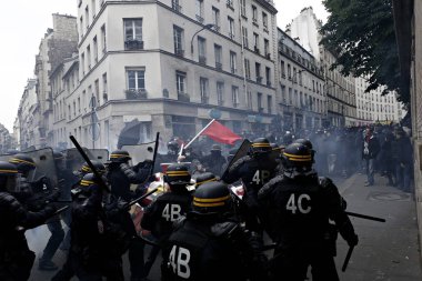 Paris, feance Haziran 4, 2016. antifascists Mart ayında genç uzak-sol aktivist Clement meric, Paris 'te dazlaklar ile mücadele öldü ölüm 3 yıldönümünde isyan polisi ile çatışma.